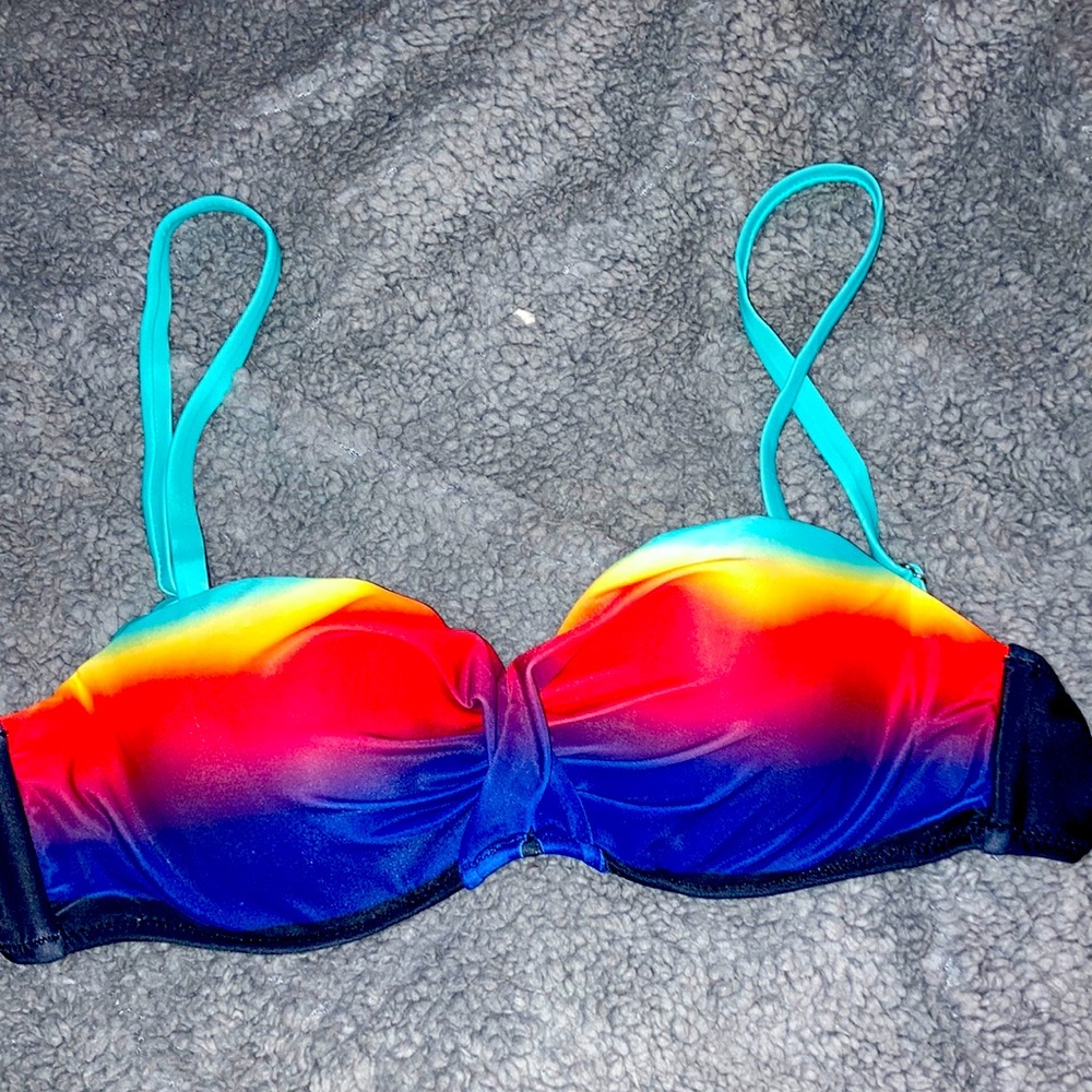 Swimsuit top with removable straps